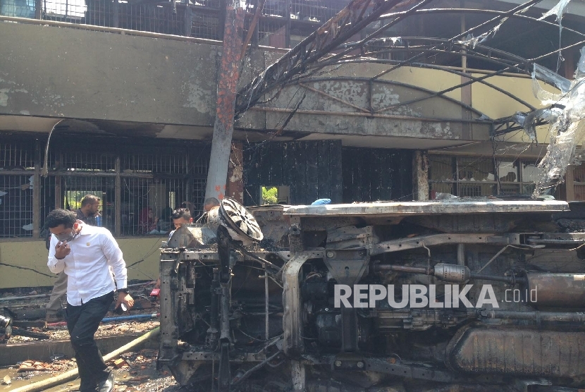 Bankai mobil yang hangus pada kerusuhan narapidana yang berbuntut pada pembakaran bangunan terjadi di Lembaga Permasyarakatan (lapas) Kelas IIA Banceuy, Kota Bandung, Sabtu (24/4)