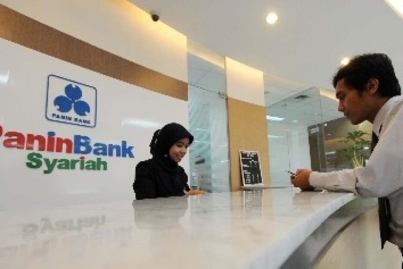 Banking transaction at Bank Panin Syariah in Jakarta (file photo)