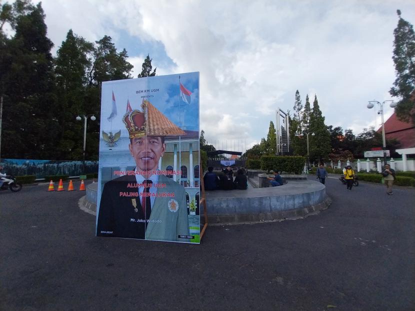 Banner berukuran 3x4 bertuliskan Penyerahan Nominasi Alumnus UGM Paling Memalukan Mr Joko Widodo terpampang di sekitar Bundaran UGM, Jumat (8/12/2023).