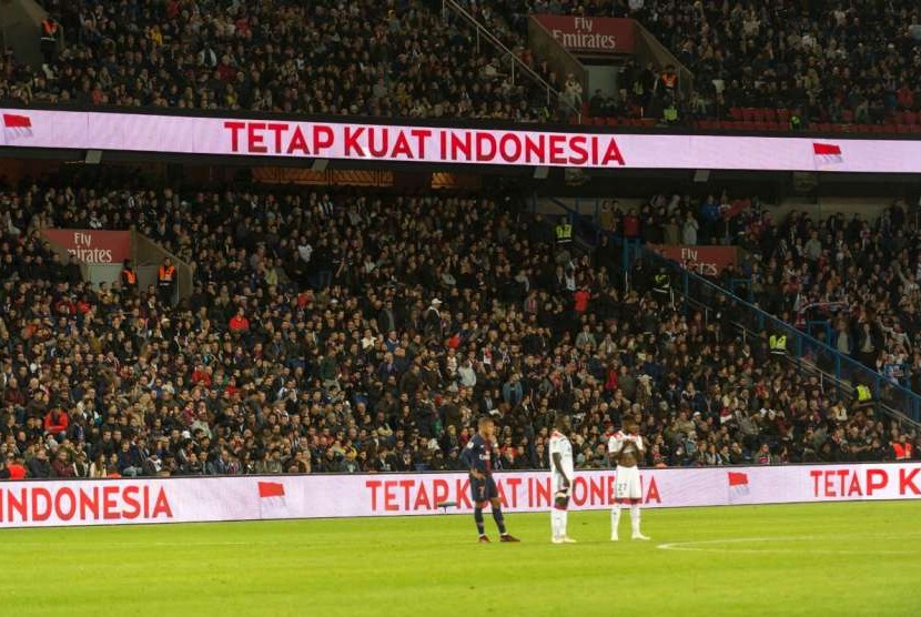 Banner elektronik yang berisi dukungan kepada korban bencana alam di Indonesia di Stadion Parc des Princes.