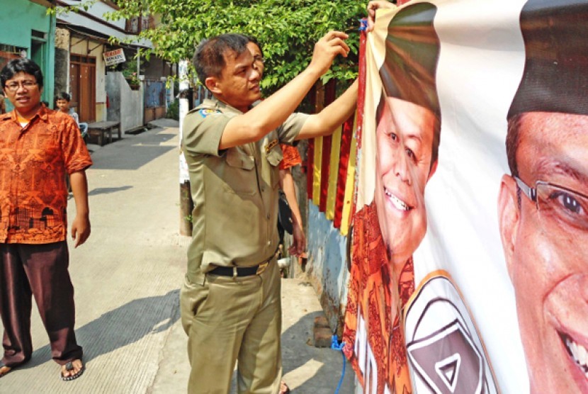 Banner Hidayat Didik dipasang kembali.