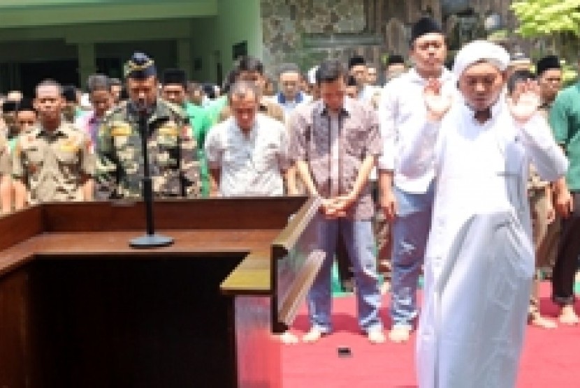 Banser GP Ansor Shalat Istisqa di Kompleks Kantor GP Ansor, Jalan Kramat Raya, Jakarta, Jumat (30/10). 