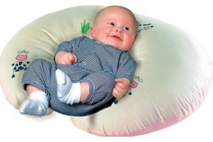 Bantal untuk menyusui memudahkan ibu memberi ASI pada bayi. Tapi bantal tidak disarankan sebagai alas kepala bayi karena efeknya bisa mematikan.