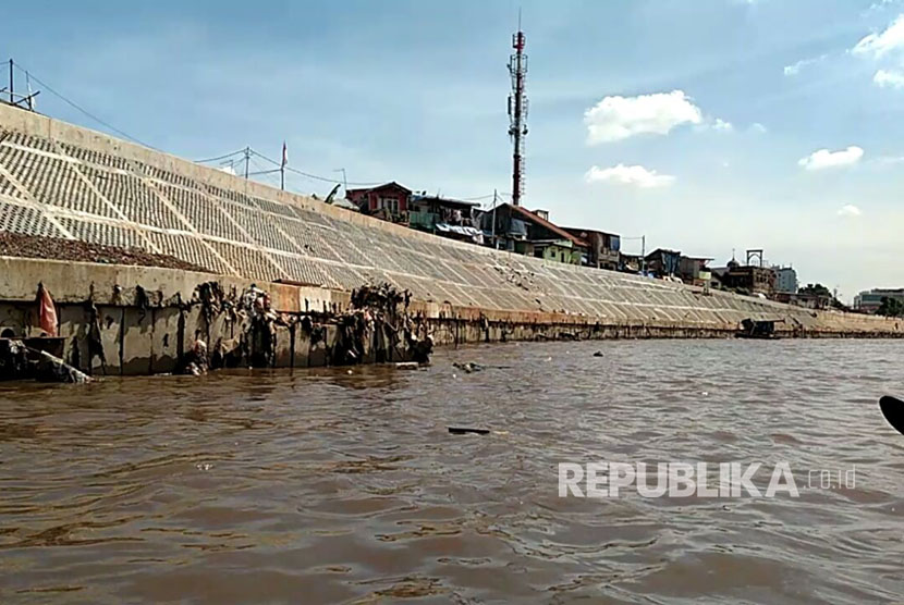 Bantaran di Bukit Duri  yang telah di normalisasi.