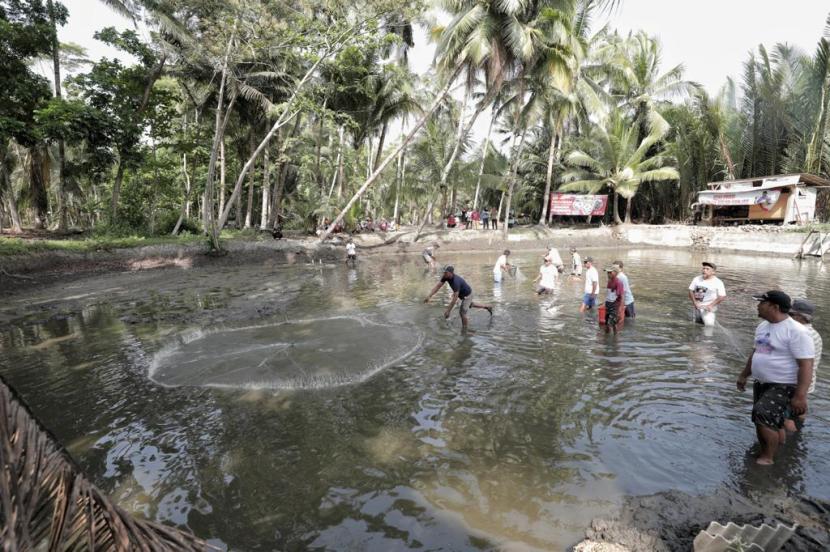 Bantuan 5 ribu bibit ikan mujair, pakan ikan, membangun kolam pembibitan, serta fasilitas saung untuk kelompok nelayan kecil di Pangandaran, Jawa Barat. 