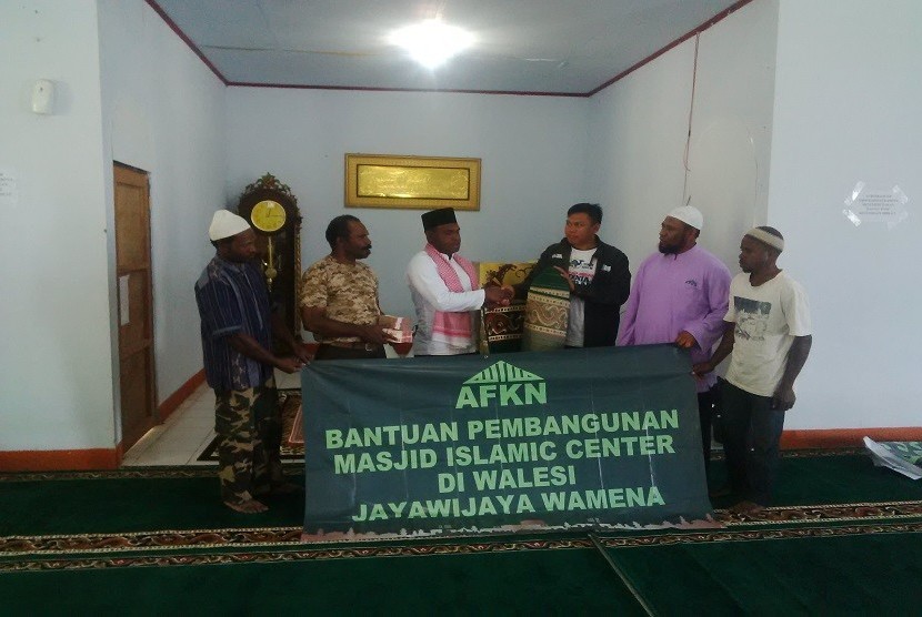 Bantuan AFKN untuk Islamic Center Al Aqsa Walesi, Jayawijaya, Jumat (25/9).