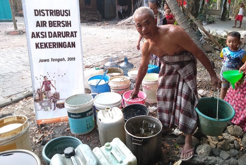 Bantuan air bersih Aksi Cepat Tanggap (ACT) disalurkan kepada warga yang kesulitan mengakses air bersih akibat musim kemarau di wilayah Jawa Tengah, Jumat (23/8). Sebanyak 270 ribu liter air bersih disalurkan untuk wilayah terdampak kekeringan di 10 daerah di Jawa Tengah. 