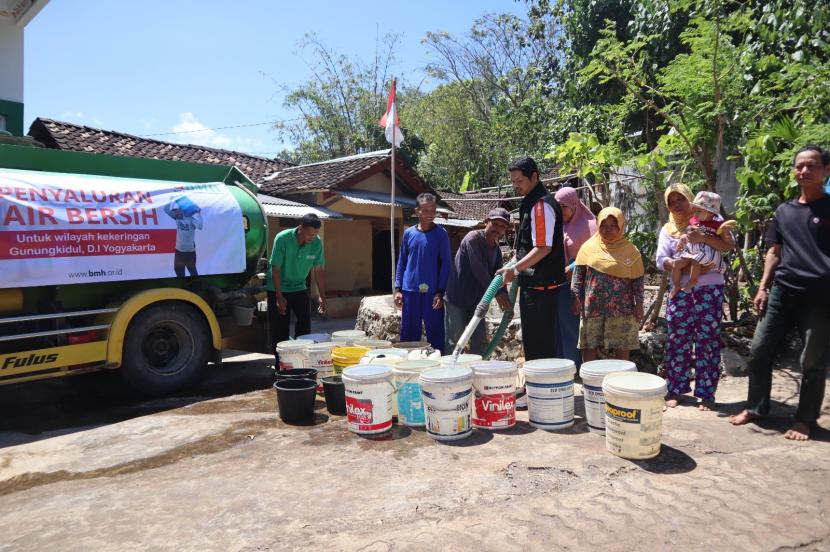 Bantuan air bersih dari BMH Yogyakarta untuk warga Gunungkidul.