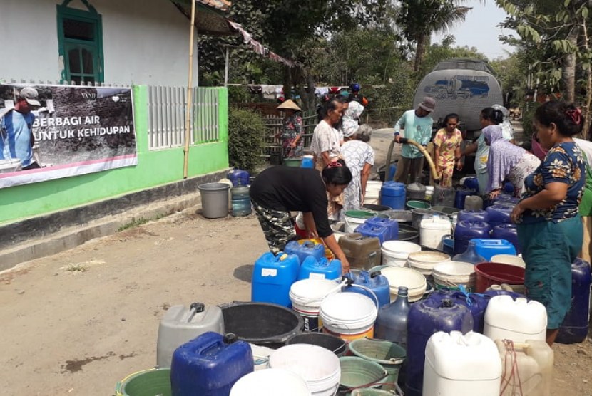 Bantuan air bersih dari Rumah Zakat.