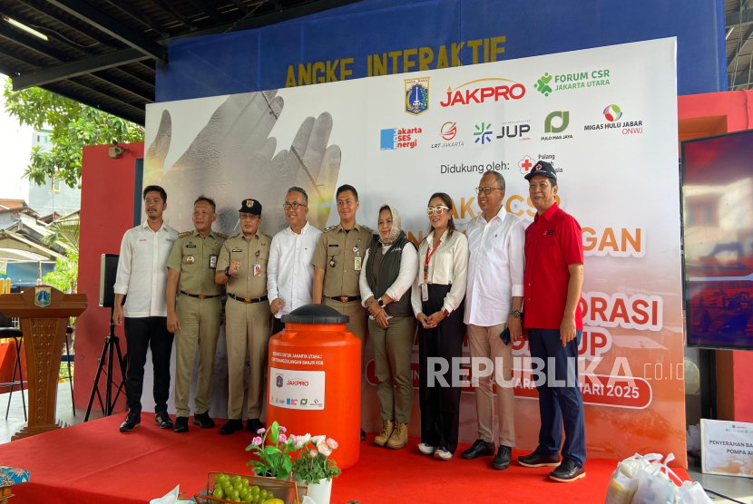 Bantuan air bersih ke korban banjir rob Jakarta Utara