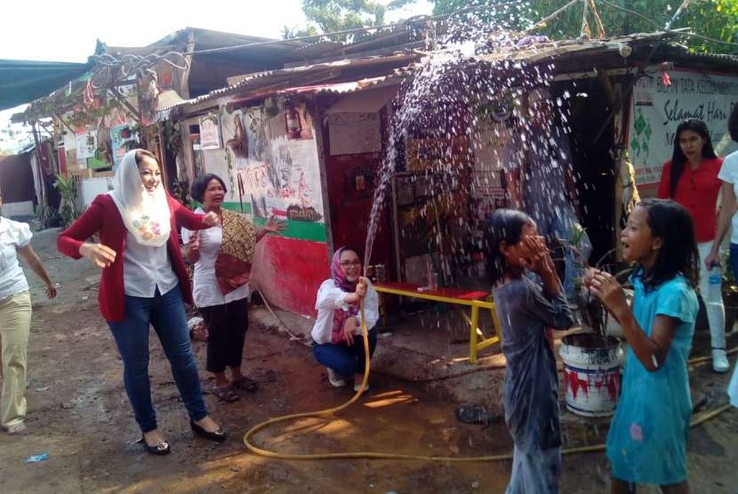 Bantuan alat air bersih Bunda Merah Putih.