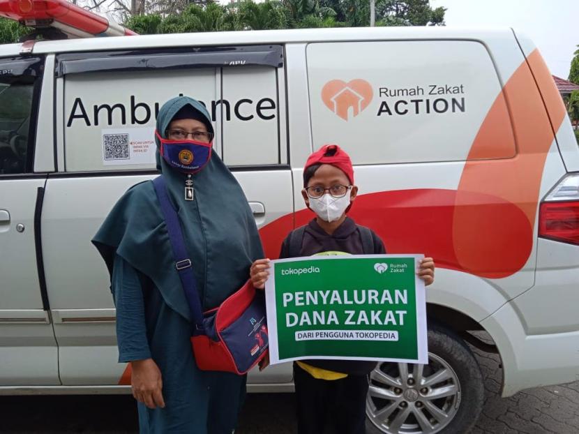 Bantuan ambulan gratis Rumah Zakat dibutuhkan Sri Fatonah  untuk mengantarkan anak kontrol ke spesialis mata yang berada di RSUD Abdul Muluk Jl. Dr. Rivai No.6, Penengahan, Kecamatan. Tj. Karang Pusat, Kota Bandar Lampung, Lampung. 