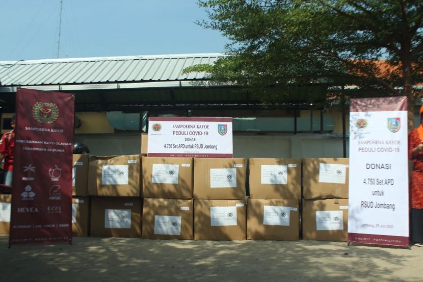 Bantuan APD yang diserahkan PT SGS kepada pemkab Jombang Jawa Timur