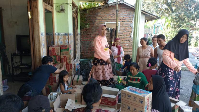 Bantuan bagi warga Jawa Timur terdampak banjir lahar dingin di Kabupaten Lumajang, Jawa Timur (Jatim) terus disalurkan.