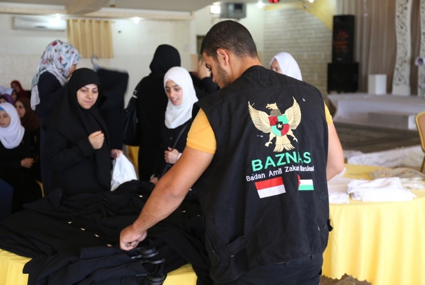Baznas distributes donation to students in Gaza, Palestine.
