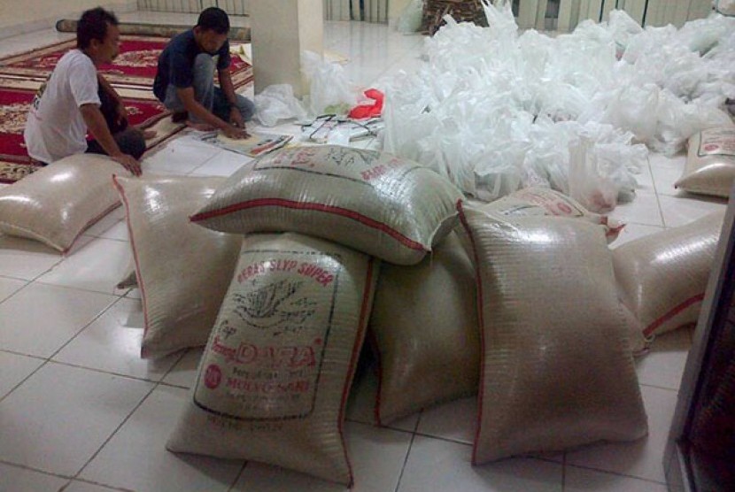 Bantuan beras untuk masyarakat nelayan di Pulau Tunda