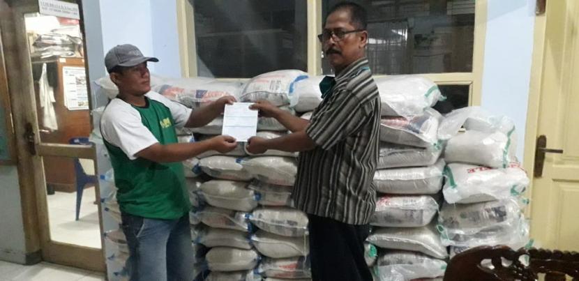 Bantuan berupa beras dan telur didistribusikan ke dapur umum di setiap desa/kelurahan di Kabupaten Ciamis, Ahad (10/5).