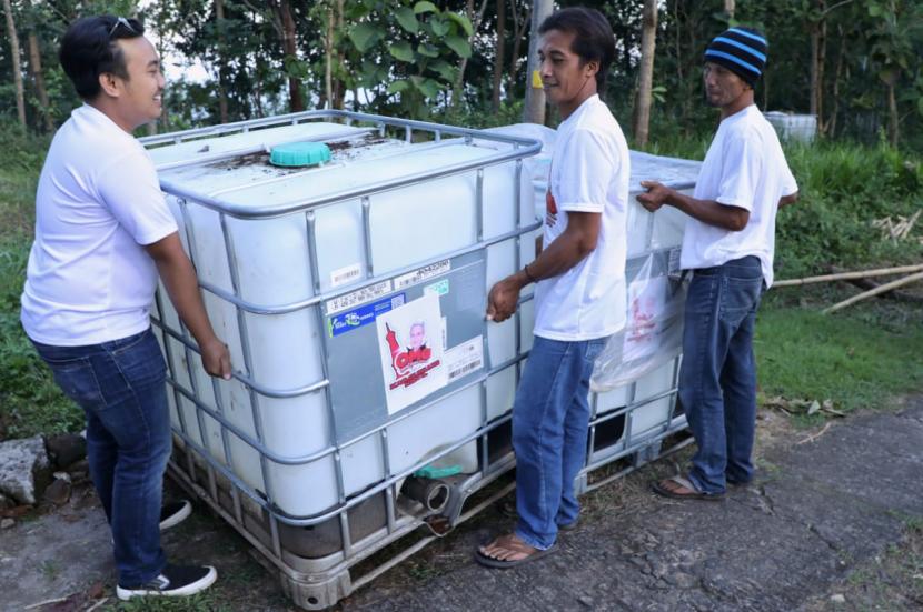 Bantuan berupa dua tampungan air diberikan kepada warga di Padukuhan Padangan, Nglegi, Kecamatan Patuk, Kabupaten Gunung Kidul, DIY. 
