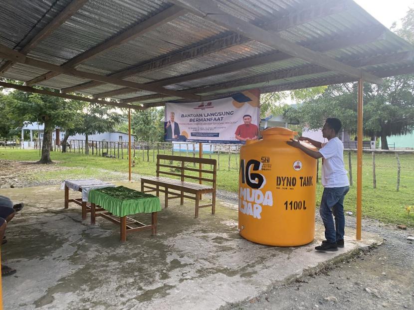 Bantuan berupa tandon air dan seragam sekolah untuk anak yatim diserahkan kepada warga di Desa Tulakadi, Kabupaten Belu, Nusa Tenggara Timur (NTT).