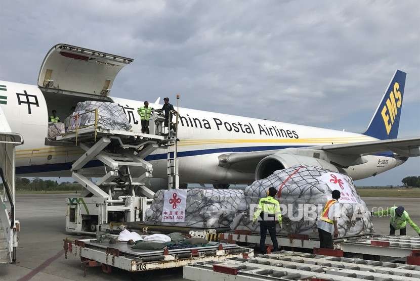  Bantuan Cina sampai di Bandara Balikpapan, Selasa (9/10).