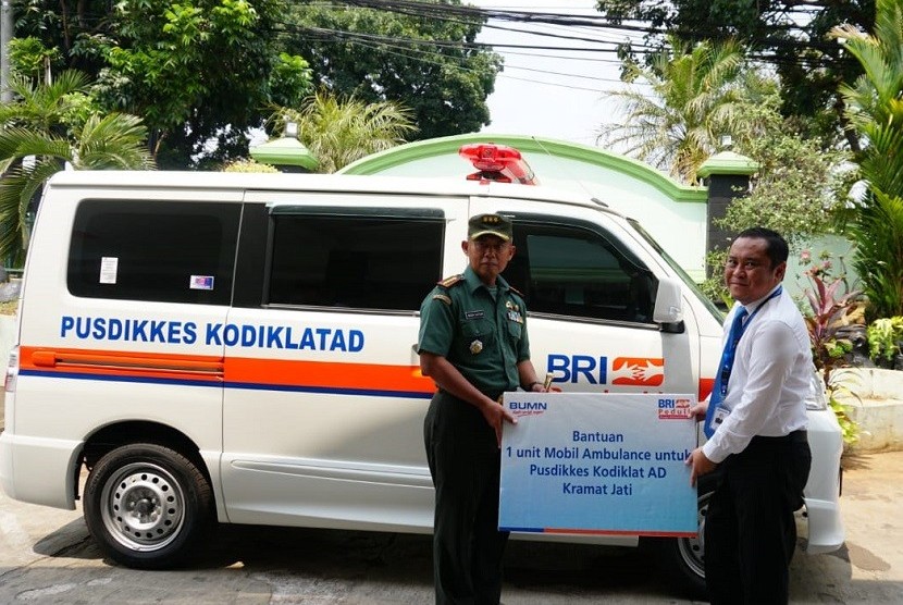 Bantuan CSR ambulans diserahkan Pimpinan Cabang BRI Kramat Jati, Cecep Andriana (kanan) kepada Komandan Pusdikkes Kodiklat AD, Bidik Catur Prasetyo, di kantor Pusdikkes, Kramat Jati, Jakarta. 
