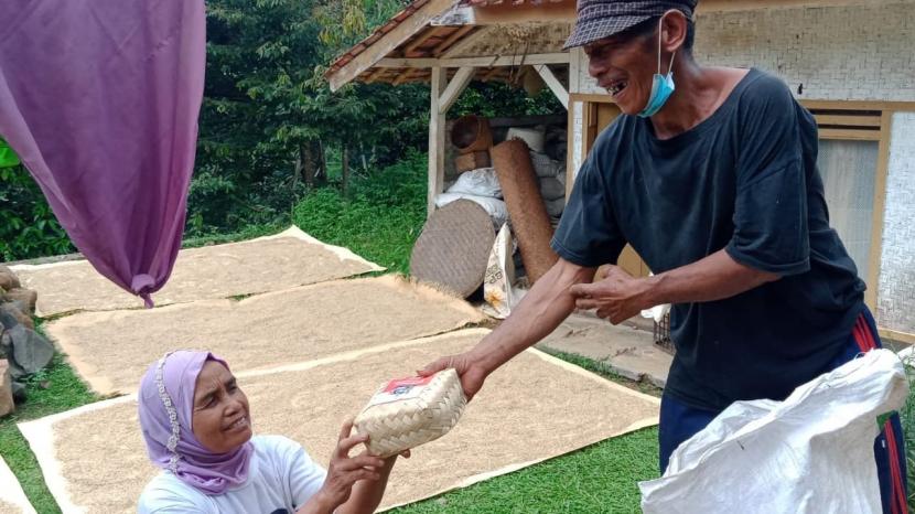 Bantuan daging kurban untuk warga Dusun Nanggeleng, Desa Payungagung, Panumbang, Ciamis, Jawa Barat.