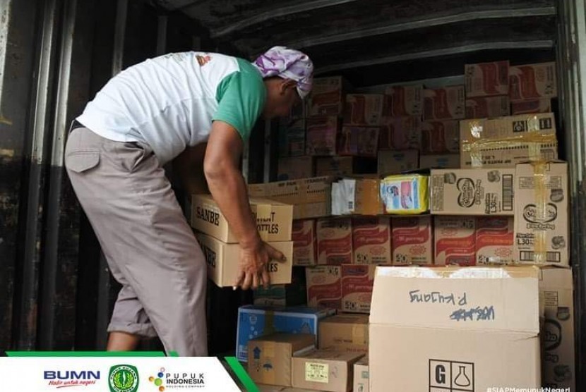 Bantuan dan Tim SAR yang dikirim PT Pupuk Kujang Cikampek, untuk korban tsunami Banten, Senin (24/12). 
