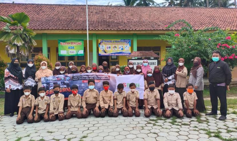 Para siswa dan guru SDN 2 Kloposawit, Kebumen, Jawa Tengah,  menggalang dana untuk korban  erupsi Semeru.