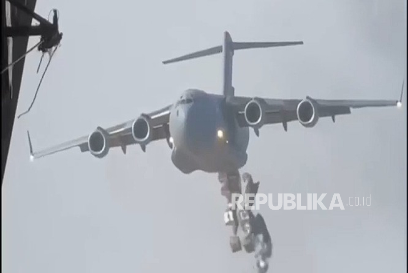 Bantuan kemanusiaan dari Indonesia seberat 30,7 ton diterjunkan melalui udara untuk masyarakat Gaza, Palestina. 