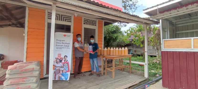 Bantuan diberikan kepada Kelompok BUMMas Sejahtera Bersama yang dibina oleh relawan Rumah Zakat di Desa Tri Kembang, Kecamatan Galing, Kabupaten Sambas. 
