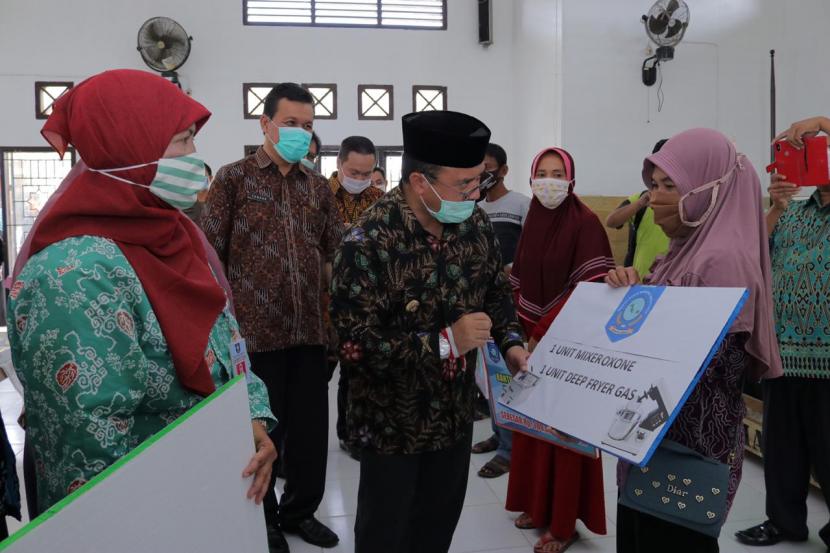Bantuan disampaikan secara simbolis oleh Gubernur Kepulauan Bangka Belitung, Erzaldi Rosman di Gedung Serba Guna, Kecamatan Sungai Selan, Jumat (27/11).