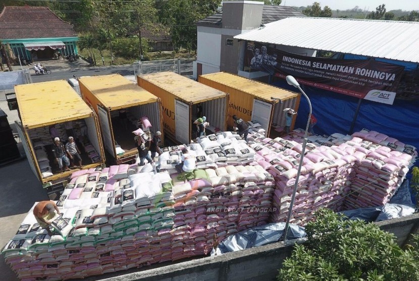 Bantuan 2.000 ton beras untuk pengungsi Rohingya.