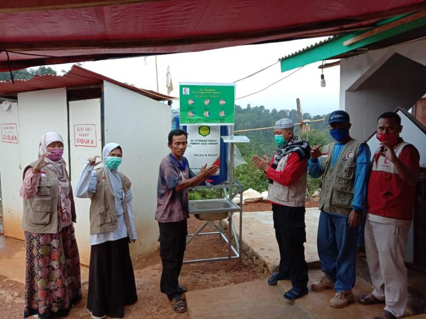 Bantuan Handwash Unit dari Tim BSMI untuk warga Cigobang