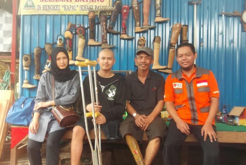 Bantuan kaki palsu dari Rumah Zakat untuk Fieky.