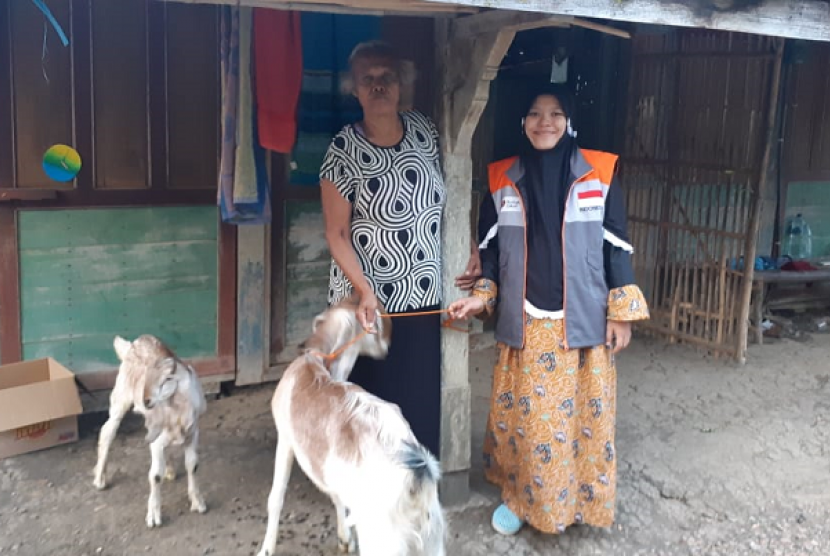 Bantuan kambing dari Rumah Zakat untuk Mbah Warsih.