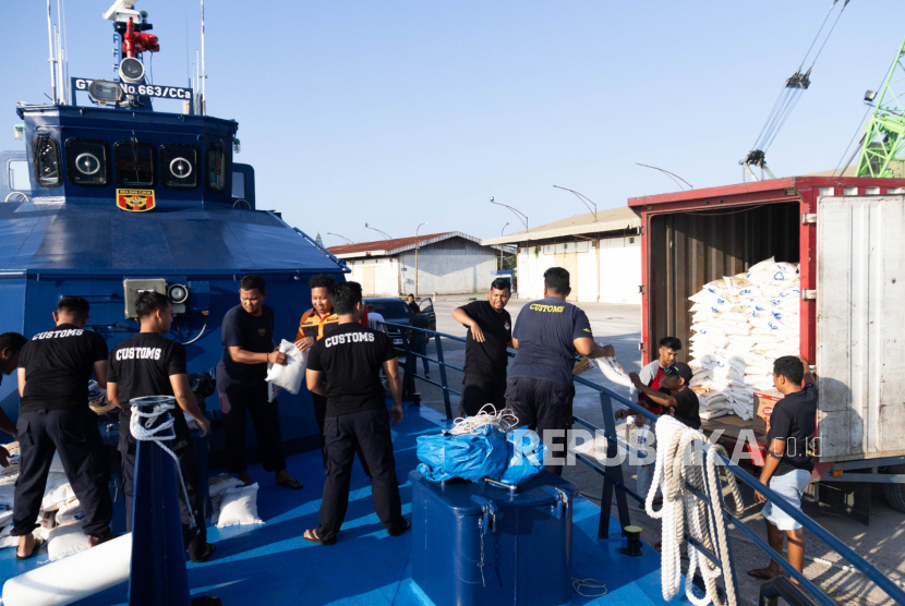 Bantuan kemanusiaan bagi korban bencana alam yang melanda sejumlah wilayah di Sumatra terus disalurkan, termasuk oleh Bea Cukai dan Tim Kementerian Keuangan.