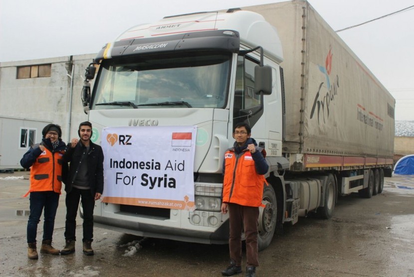 Bantuan kemanusiaan RZ untuk Suriah tiba di Kilis, sebuah kota perbatasan antara Turki-Suriah, Jum'ah (23/12).