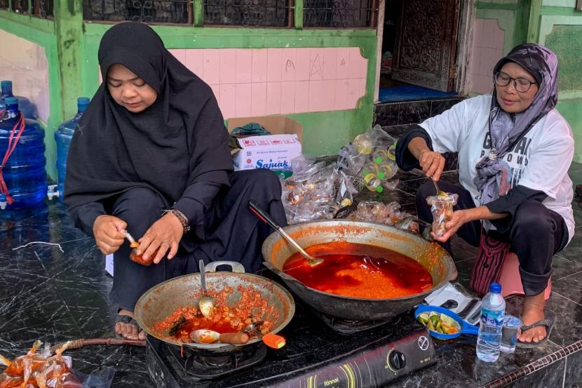 Bantuan kepada korban terdampak bencana erupsi Gunung Marapi, Sumatra Barat terus disalurkan. 