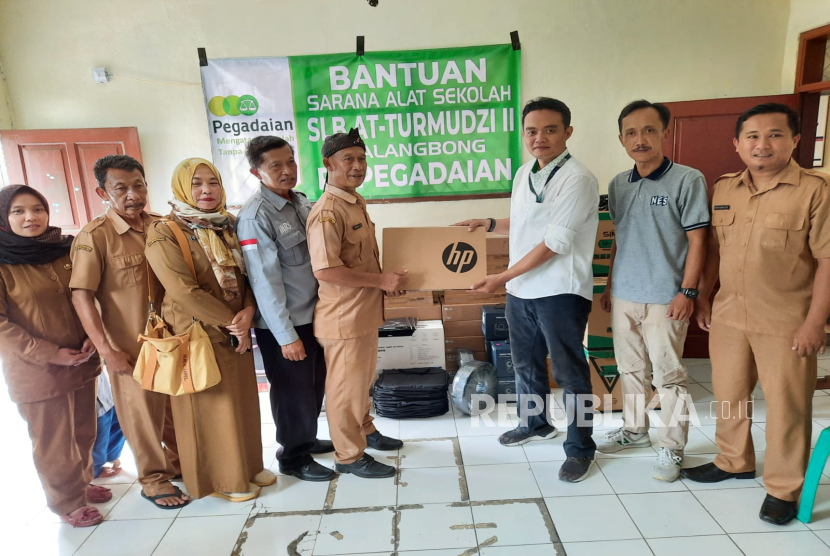 Bantuan laptop untuk SLB At Turmudzi II