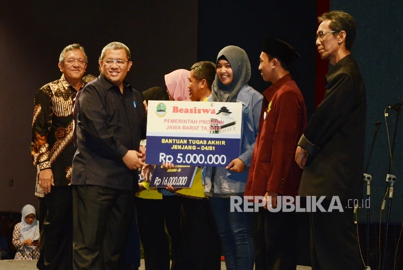 Bantuan Lazis PLN: Gubernur Jabar Ahmad Heryawan secara simbolis memberikan bantuan dari Lembaga Amil Zakat Infaq dan Shodaqoh (LAZIS) PLN berupa beasiswa Program(25/2).