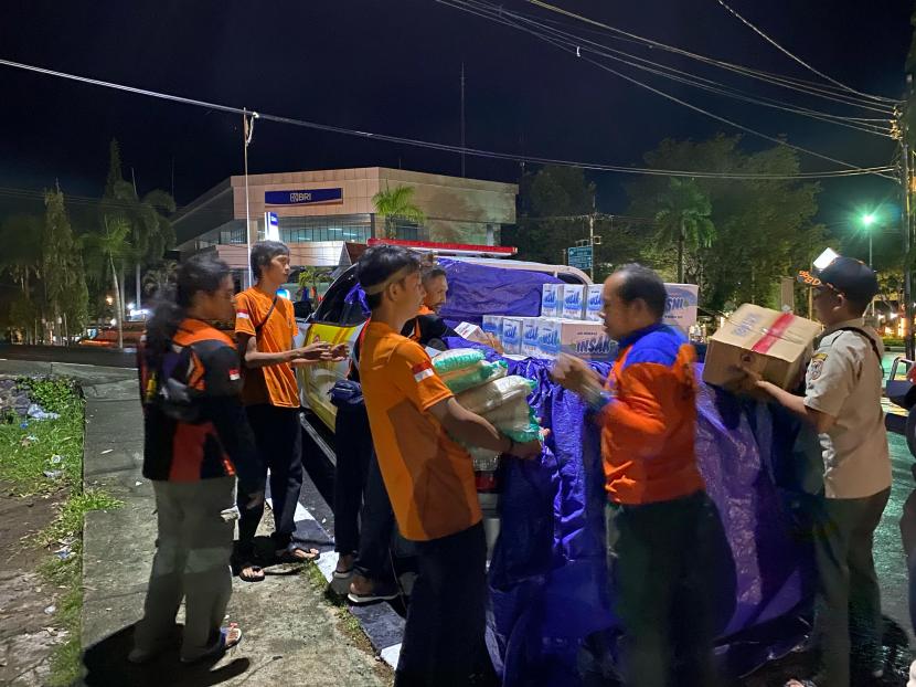 Bantuan logistik dan perahu karet yang diberikan kepada korban banjir Kabupaten Hulu Sungai Utara, Kalimantan Selatan.