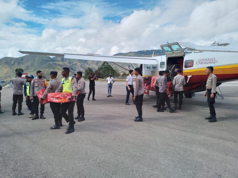 Bantuan makanan dari pusat tiba di Distrik Kuyawage, Kabupaten Lanny Jaya, Papua pada Senin (1/8/2022). Bantuan itu terkait bencana kekeringan di wilayah tersebut. 