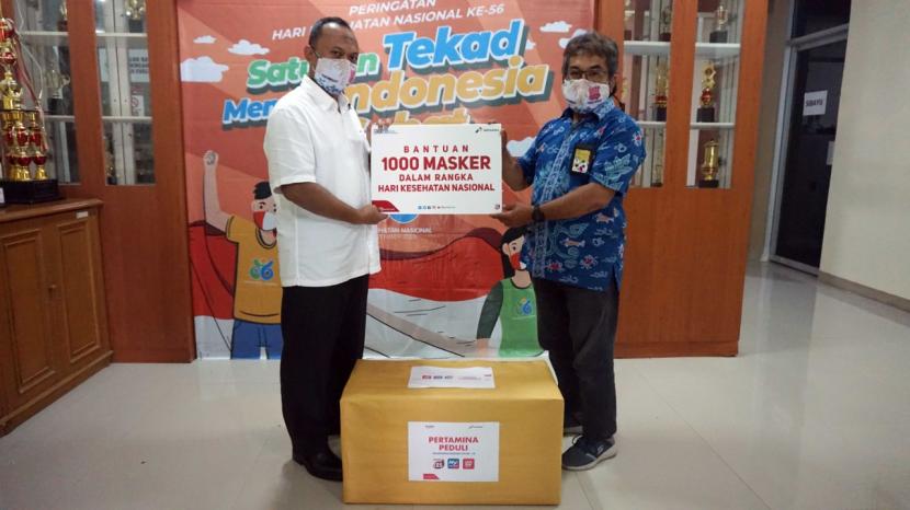 Bantuan masker diserahkan Unit Manager Communication, Relation & CSR Pertamina RU VI Balongan Cecep Supriyatna kepada Kepala Dinas Kesehatan Kabupaten Indramayu dr Deden Bonni Koswara, Rabu (4/11).