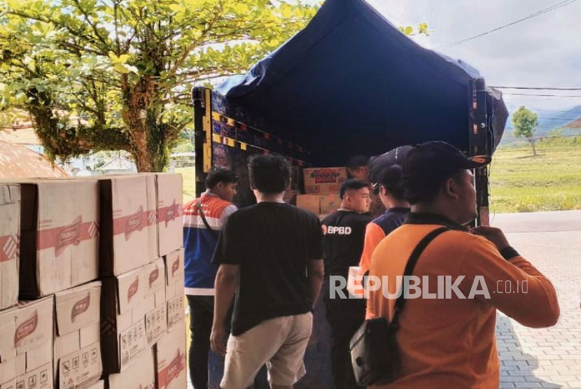 Bantuan mengalir untuk korban bencana banjir di Denpasar, Bali, Jumat (12/9/2025).