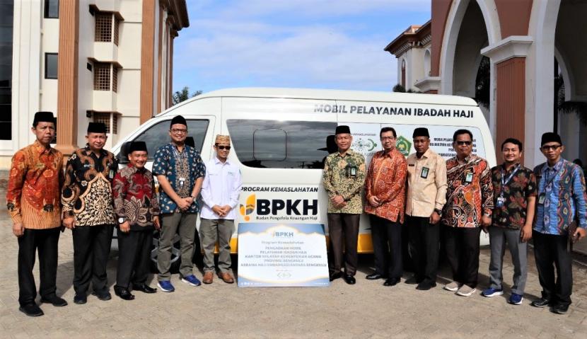 Bantuan mobil operasional pelayanan bagi jamaah haji di Bengkulu.