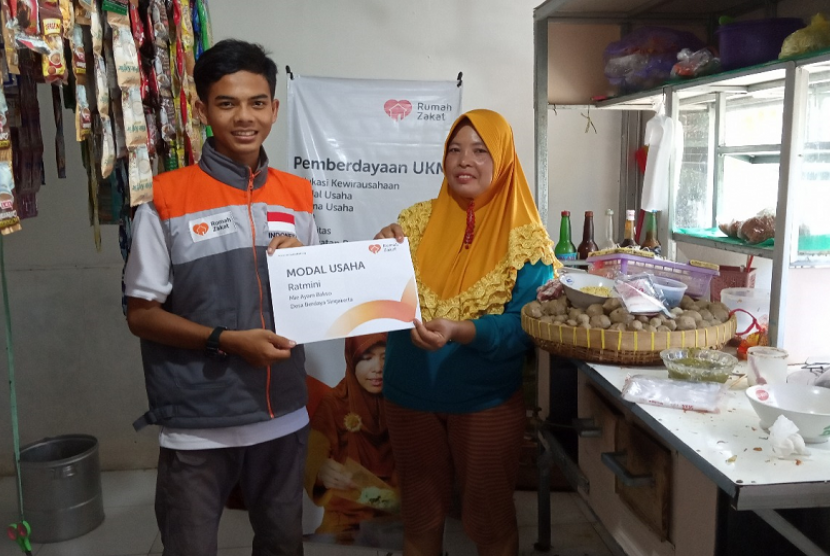 Bantuan Modal Usaha. Rumah Zakat memberikan bantuan modal dan usaha untuk Ratmini mengembangkan usaha mi ayam miliknya.