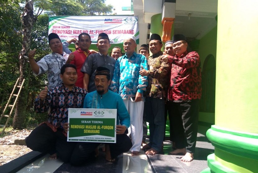 Bantuan NU Care-Lazisnu dan Alfamart ke Masjid Al Furqon, Semarang, Jawa Tengah.