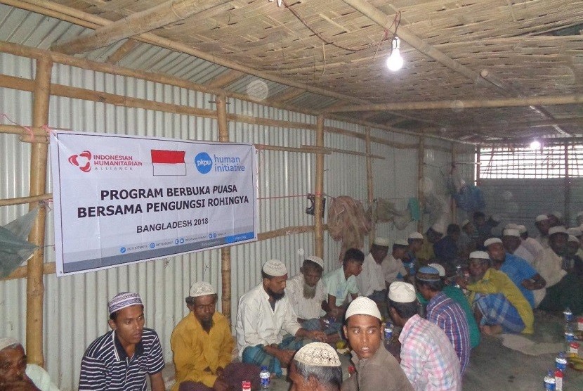 Bantuan paket berbuka puasa untuk Muslim Rohingya di camp pengungsian di Rakhine, Myanmar.