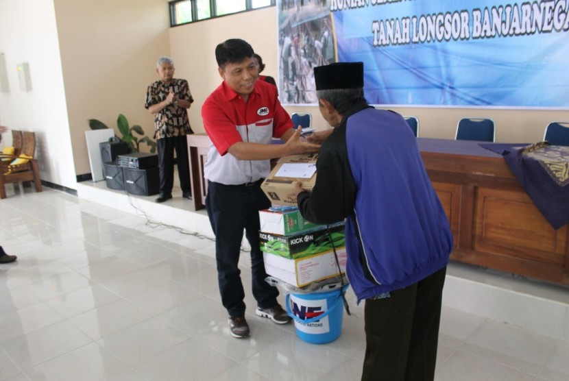 Bantuan paket hunian sementara untuk korban longsor Banjarnegara.