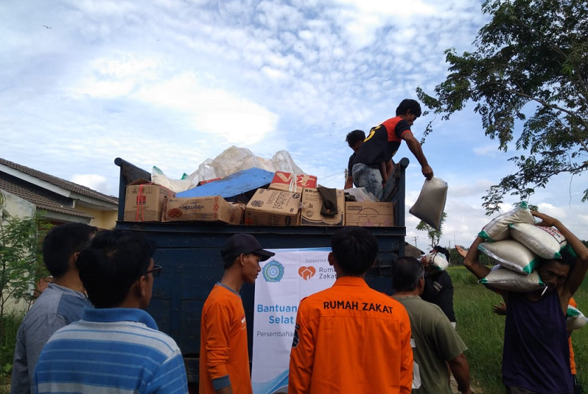 Bantuan Paket Logistik. PKK Bandung dan Rumah Zakat menyalurkan bantuan 250 paket logistik untuk masyarakat Kampung Sidamukti, Kecamatan Sukaresmi yang terdampak tsunami Selat Sunda.